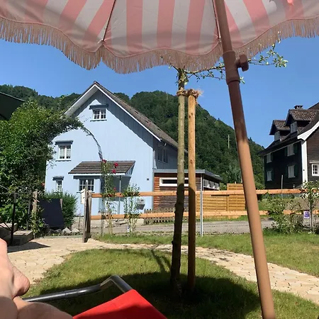 Historic Swiss Mit Badeplatz Im Fluss Проживание в семье Brunnadern